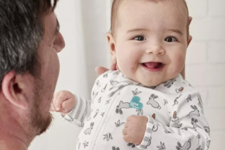 Frühaufsteher-Babys: Wie man das frühe Aufwachen bewältigt