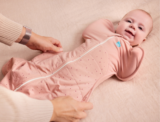 Wie man ein Baby zum Schlafen im Winter anzieht