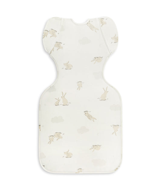 Swaddle Up™ 2-in-1 Übergangspucksack 1.0 TOG Baumwolle Weiß Wolken Häschen