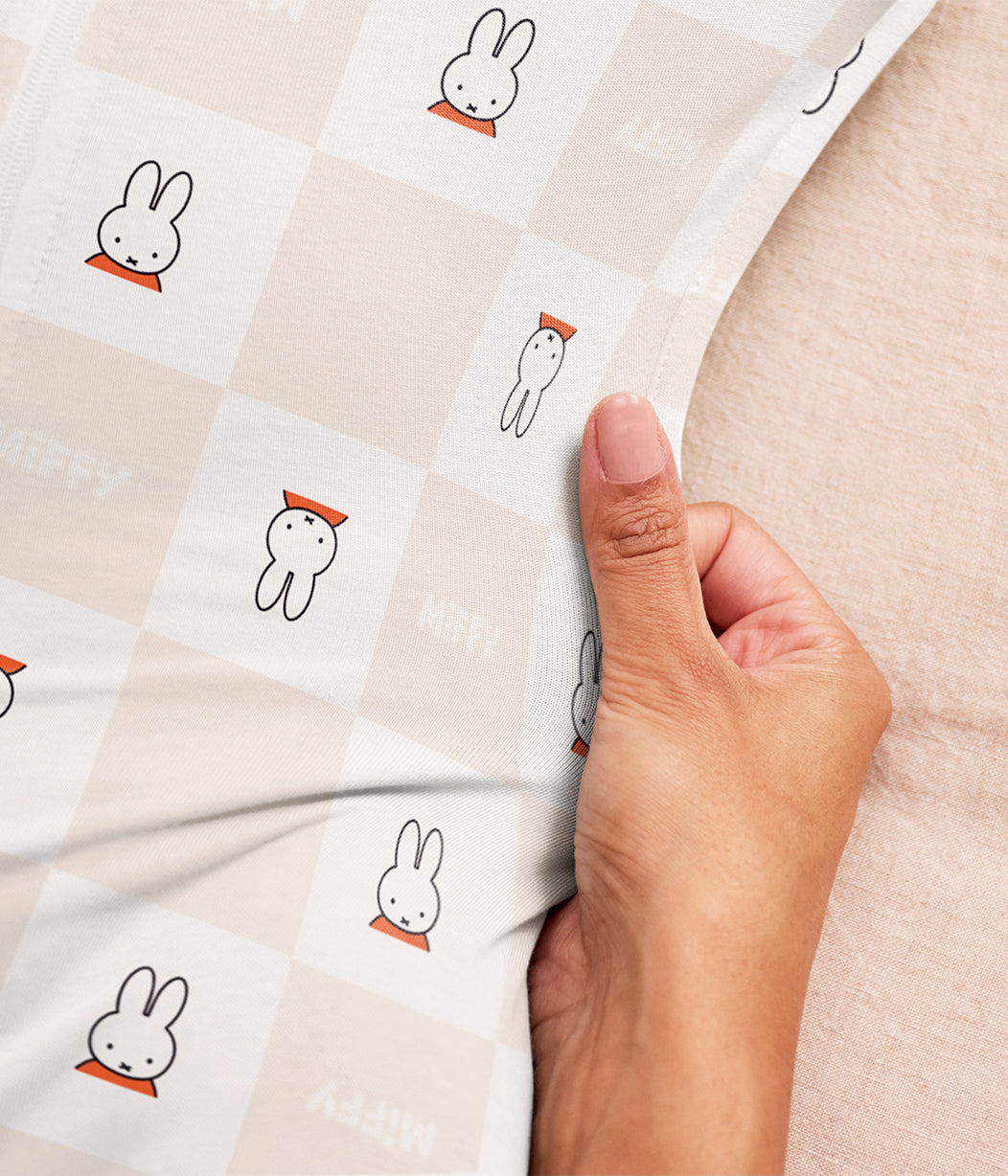 Swaddle Up™ 2-in-1 Übergangspucksack 1.0 TOG Baumwolle Birke Miffy Karomuster