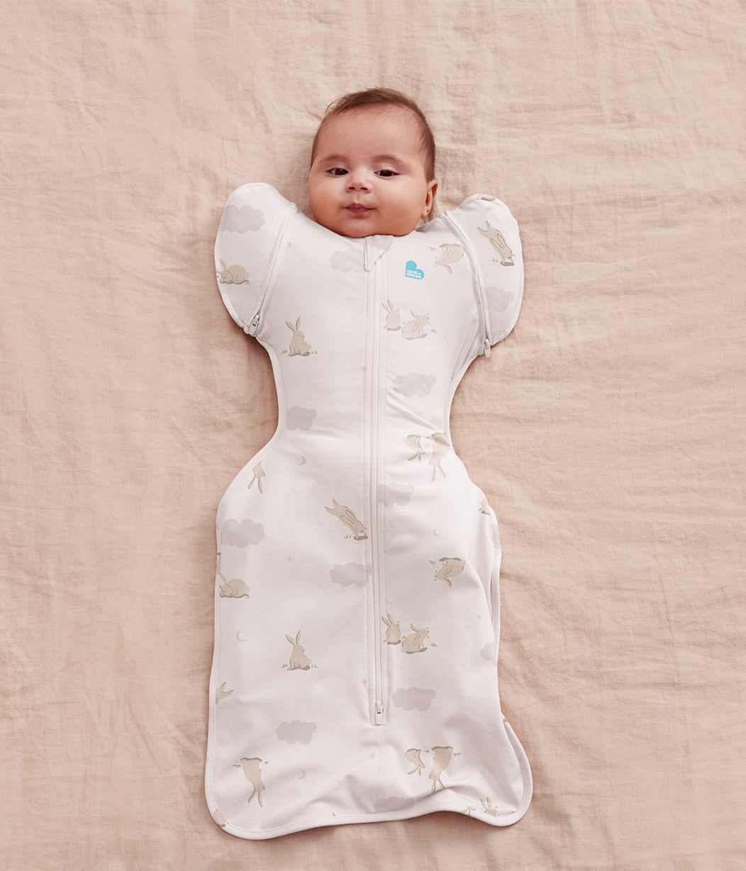 Swaddle Up™ Übergangspucksack 1.0 TOG Baumwolle Weiß Wolken Häschen